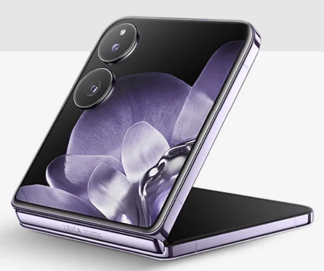 Xiaomi Mix Flip 2 folded